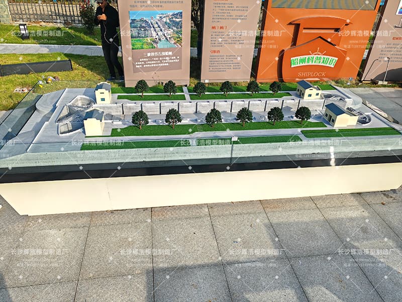 龙洲垸水闸工程沙盘模型现场安装 (4).jpg